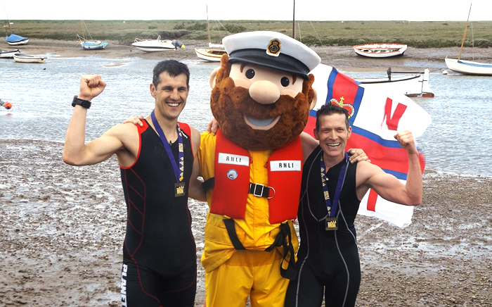 Stormy Stan with winners Niall McCallum (l) and Dave Walker (r)