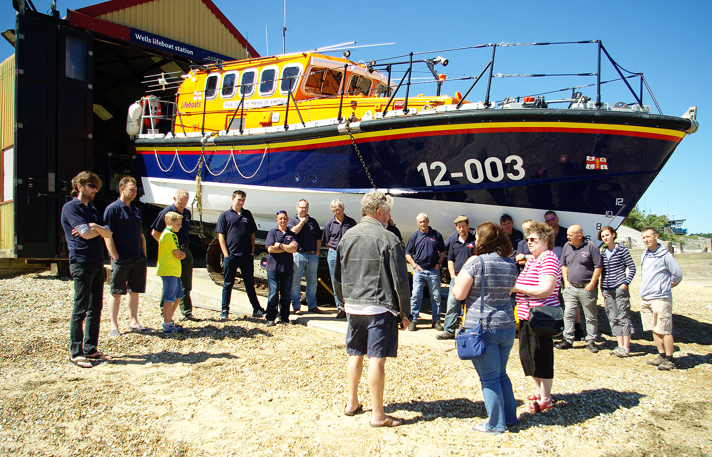 Angela Raimondo and Jenny Williamson with chairman Peter Rainsford and volunteers from the crew