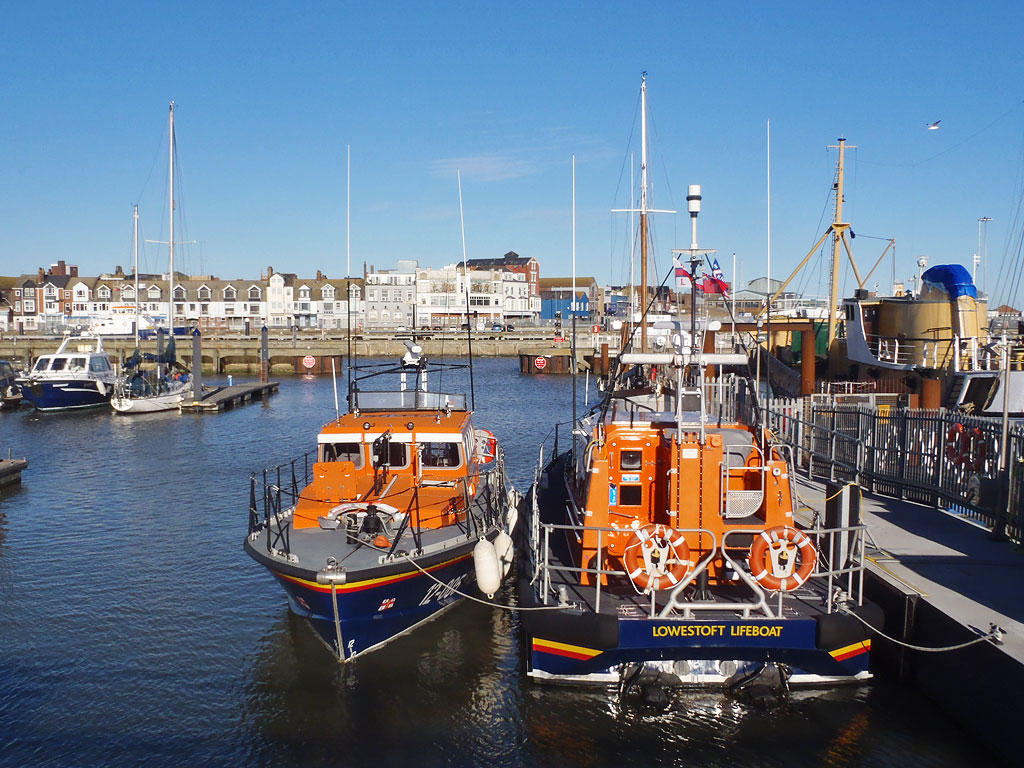 12-005 alongside Lowestoft's Shannon class lifeboat on a brief stopover for fuel and tea, 23/11/17