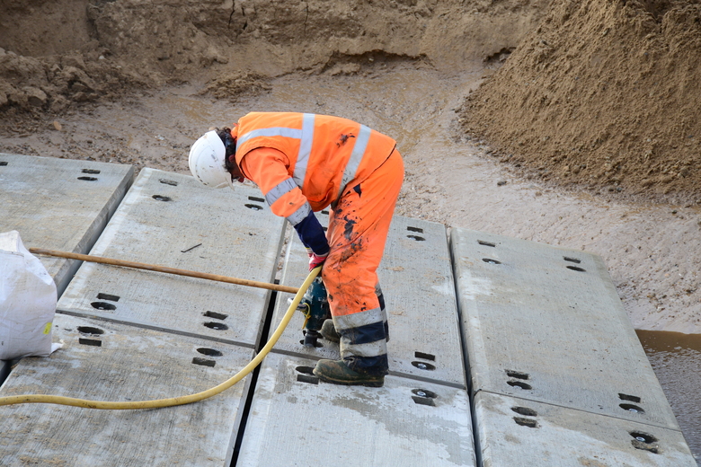 Fixing the concrete planks into position