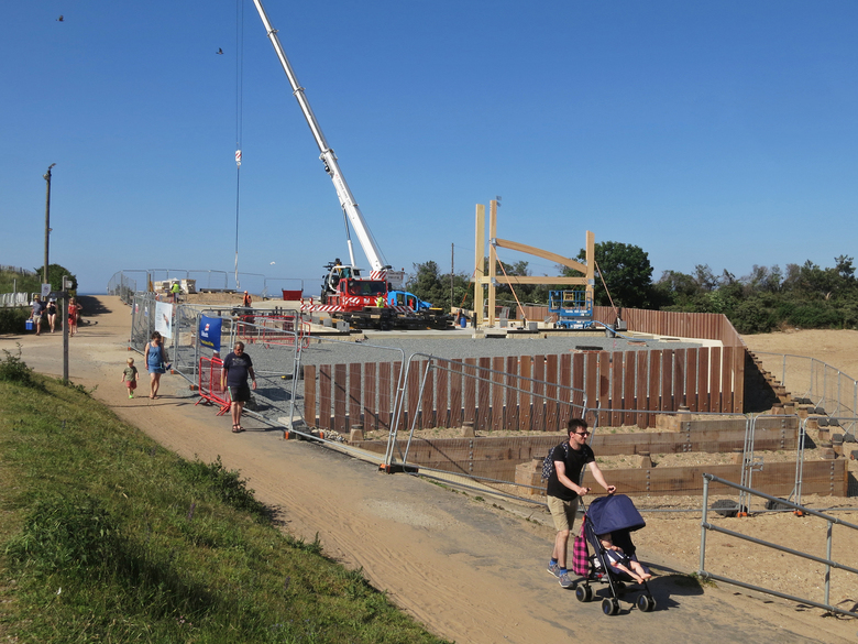 Quick progress on the first day of erecting the frame