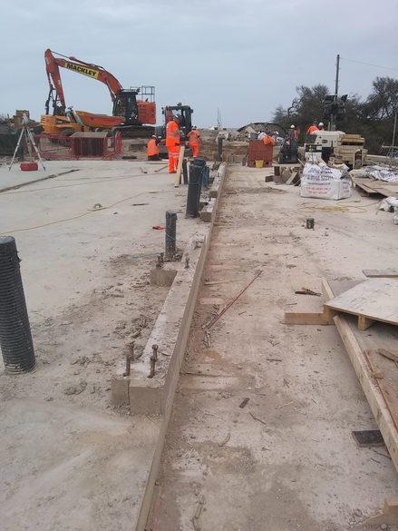 Upstands on the main building slab