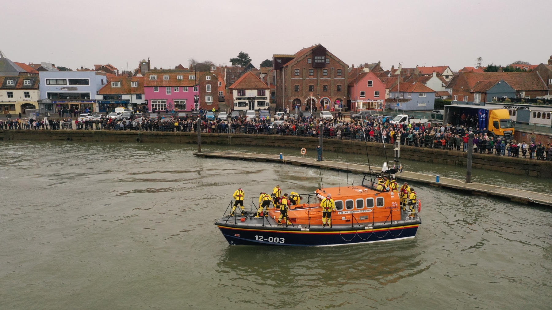 Arriving to a crowd on the quayside