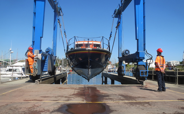 Wells Lifeboat is lifted at Lowestoft Haven Marina for onward transport by road, 3/7/15