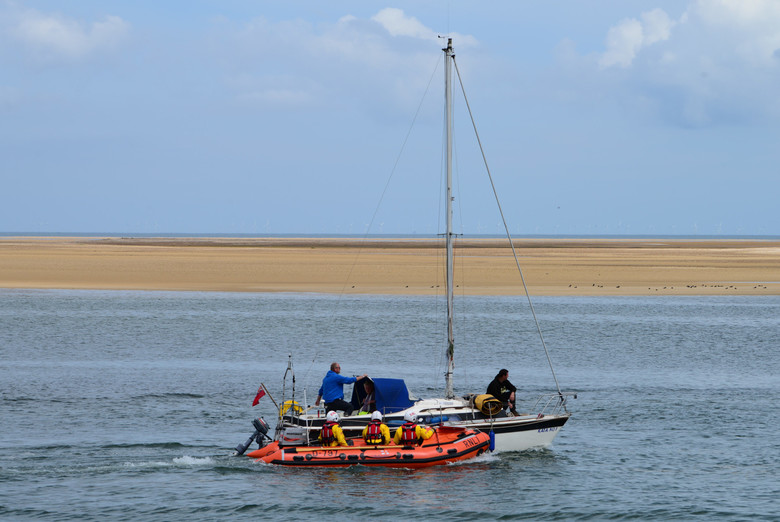 Inshore Lifeboat bringing Kata No 1 in